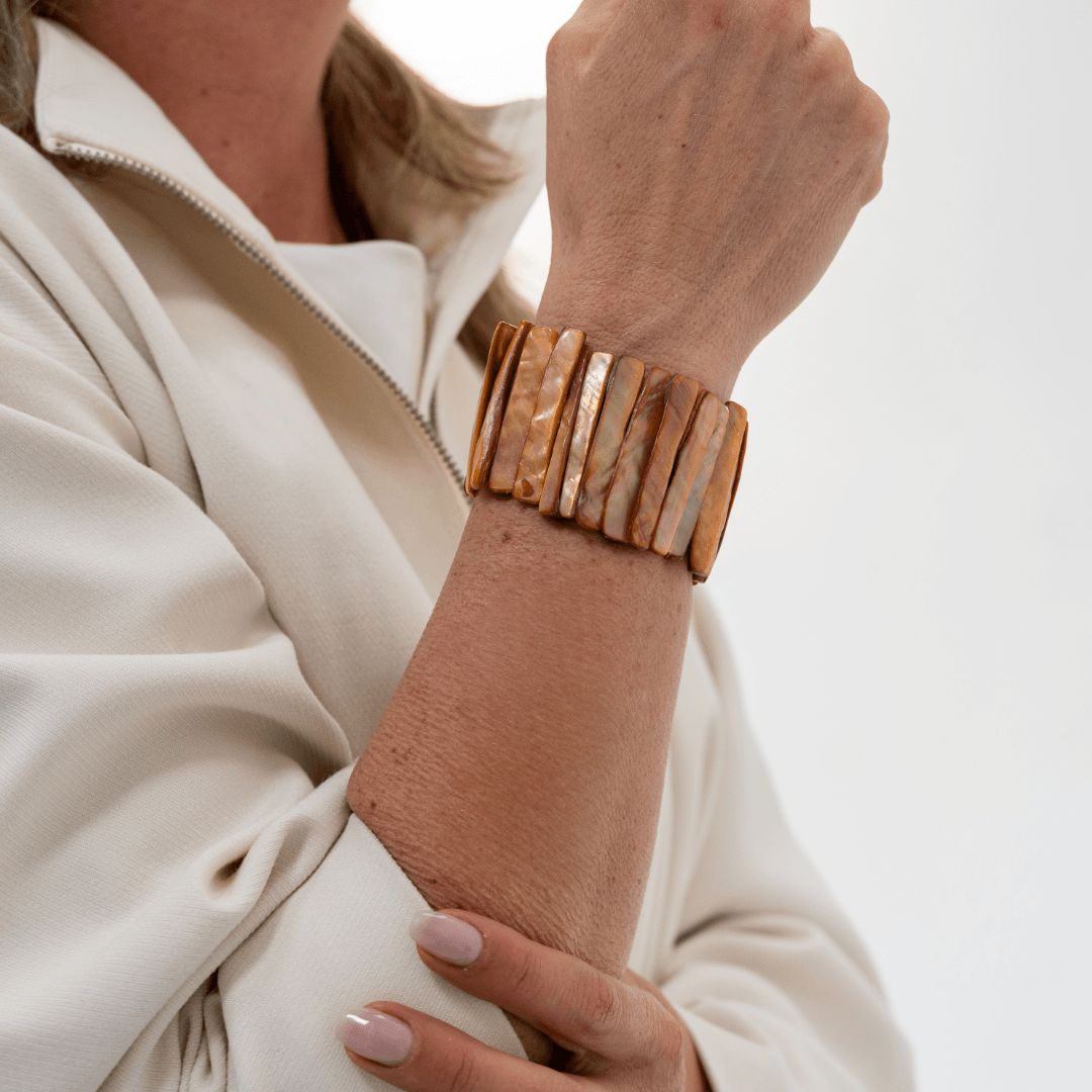 Parelmoer armband Caramel Shell met warme karamelkleurige glans om de pols