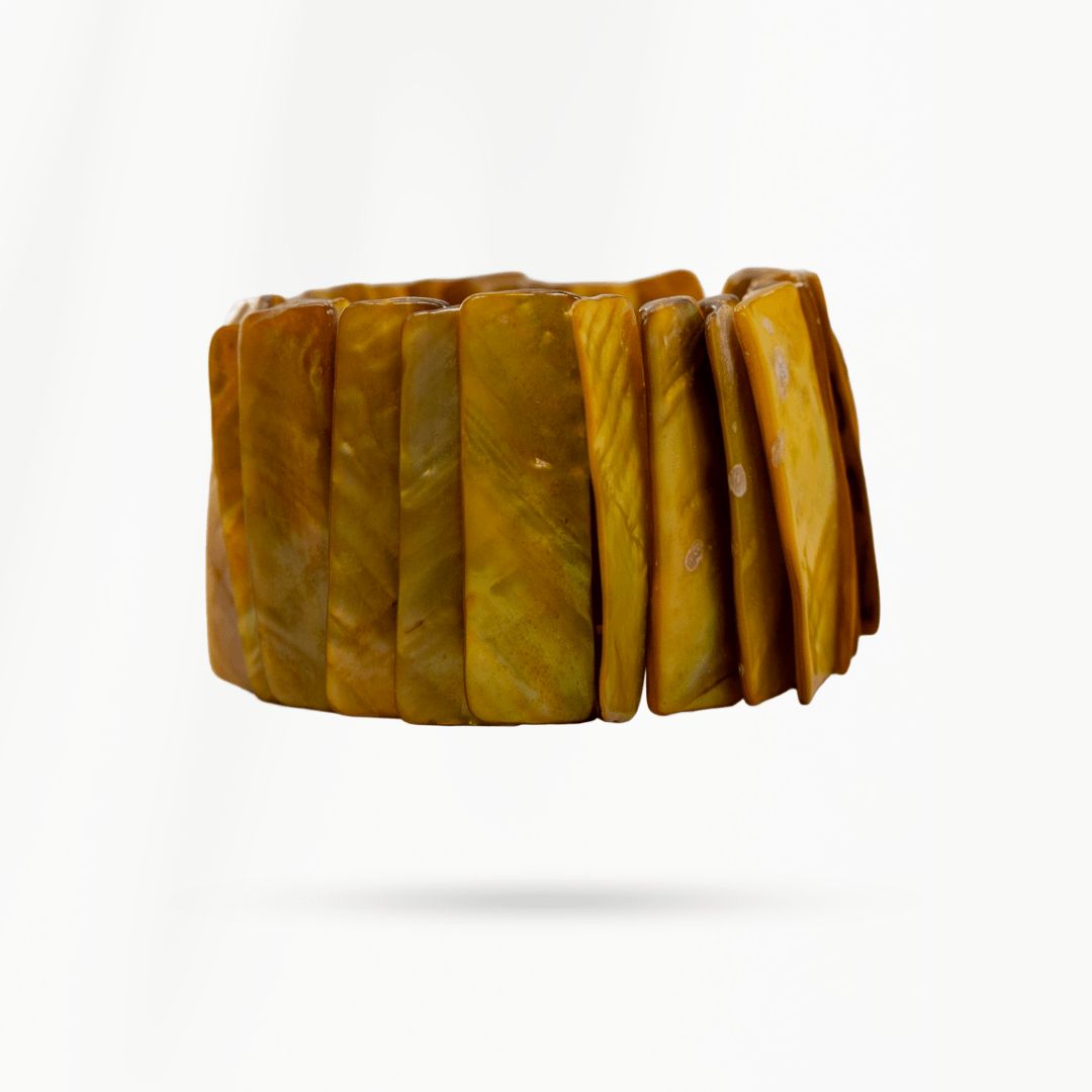 Goudbruine parelmoer armband Honey Shell van SummerGear op witte achtergrond