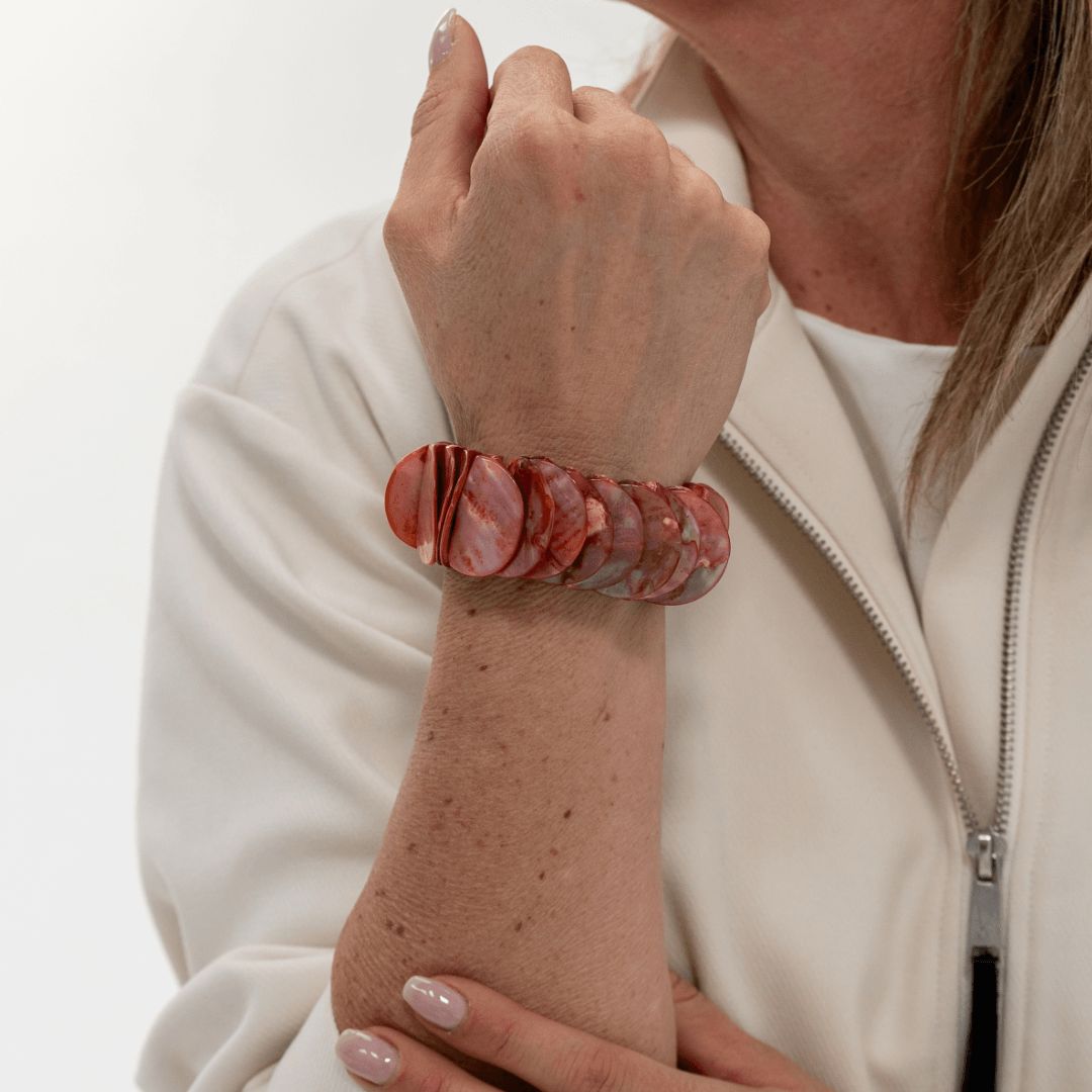 Subtiele Luna Blush parelmoer armband met roodroze glans om de pols