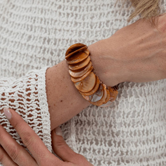Subtiele Luna Clay parelmoer armband met natuurlijke oranjebruine tinten