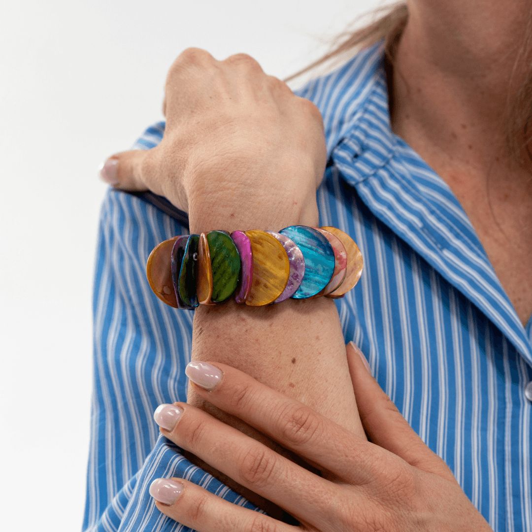 Subtiele multicolor parelmoer armband Luna Multicolor gedragen om de pols