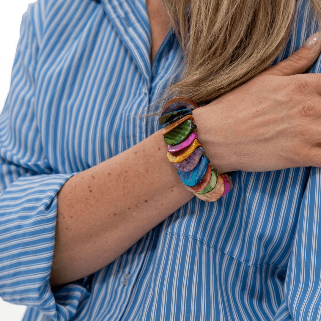 Parelmoer armband Luna Multicolor met kleurrijke natuurlijke tinten om de pols