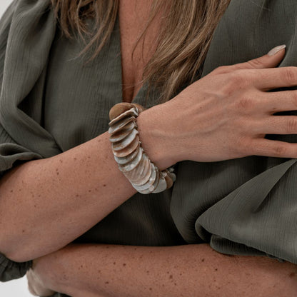 Subtiele parelmoer armband Luna Sand gedragen om de pols