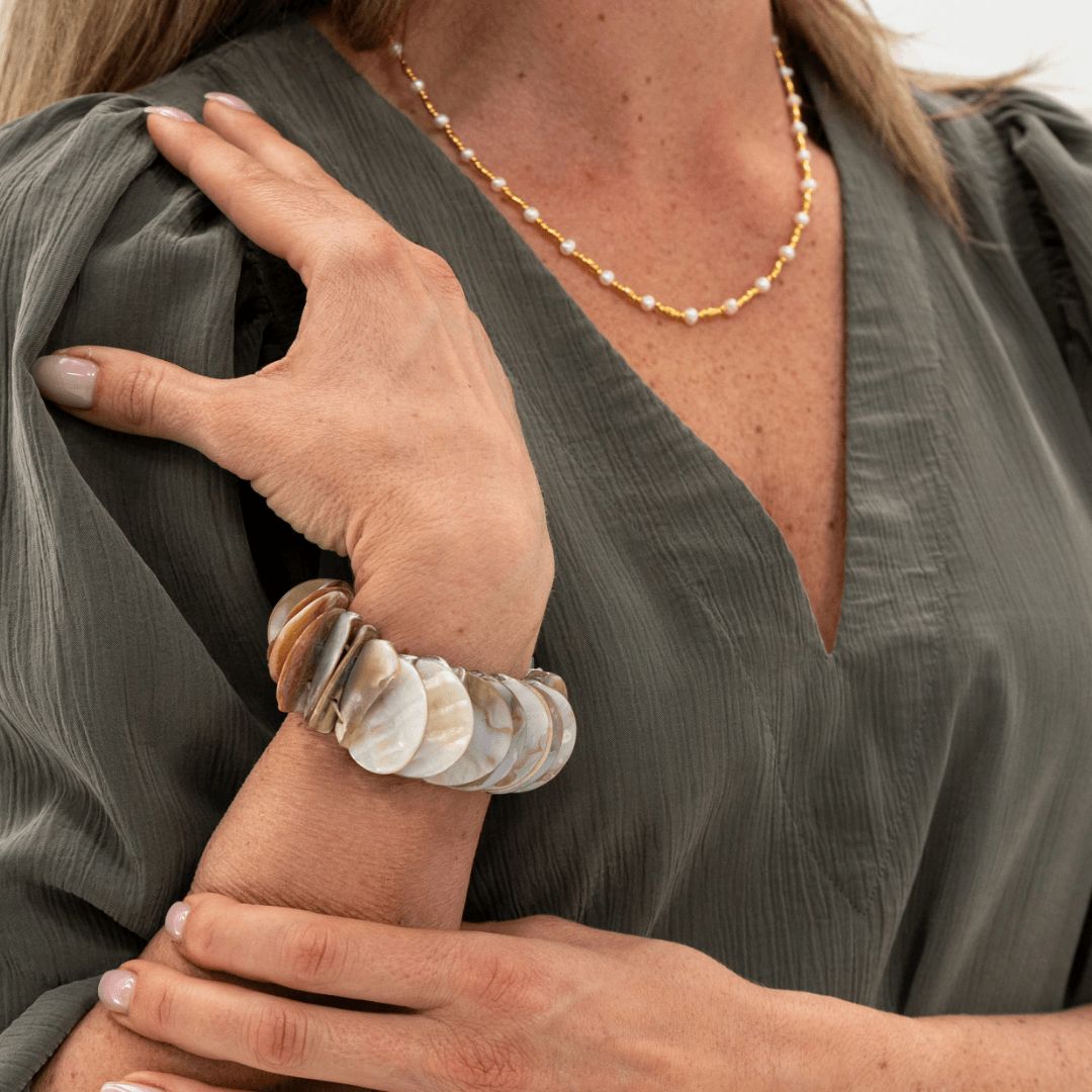 Parelmoer armband Luna Sand met zachte natuurlijke tinten gedragen aan de arm