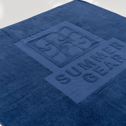Blauwe strandlaken van biologisch katoen van SummerGear met detail van de geweven structuur
