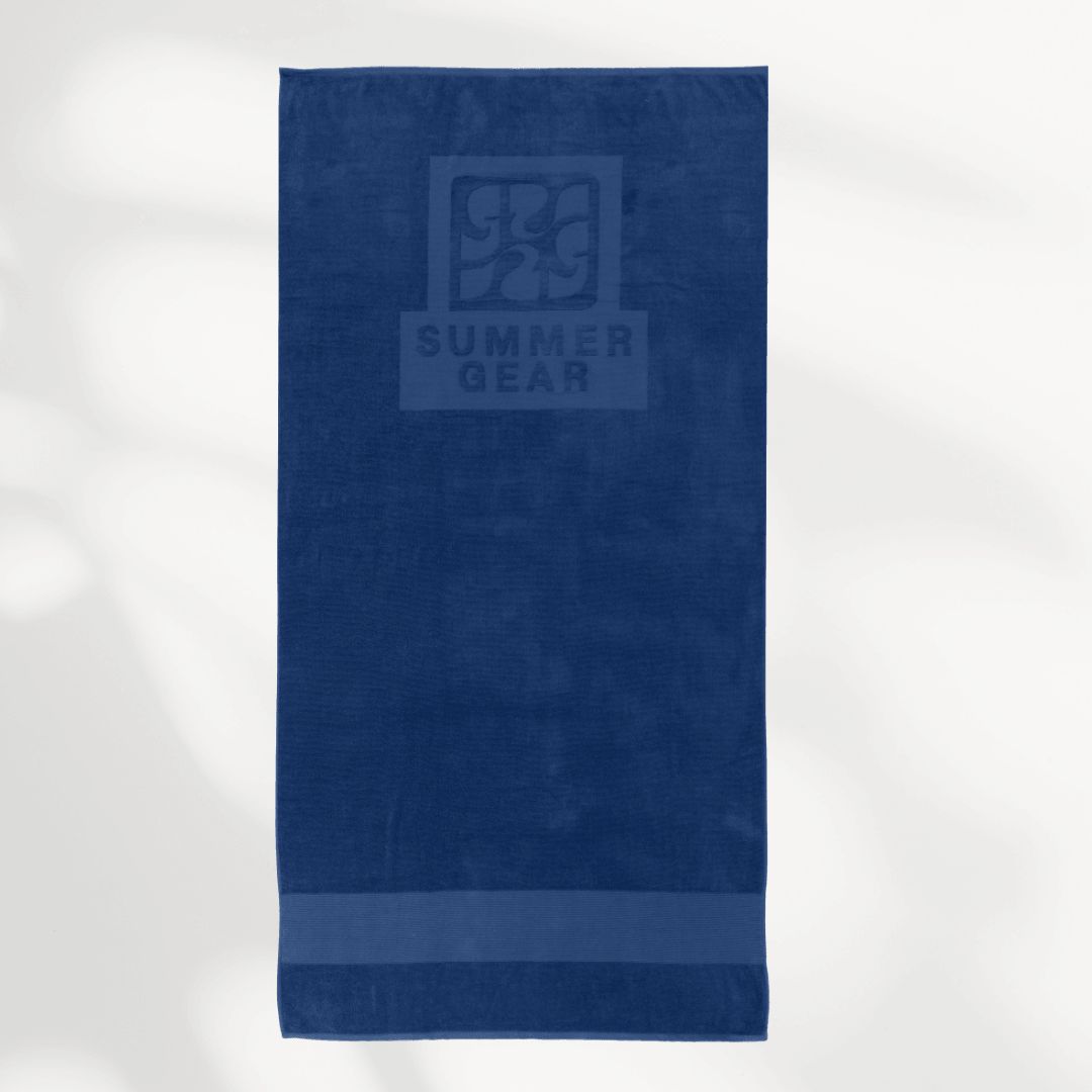 Blauw strandlaken van biologisch katoen van SummerGear volledig uitgerold in studio