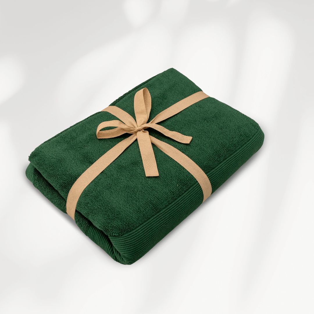 Groene strandlaken van biologisch katoen van SummerGear opgerold met draagband