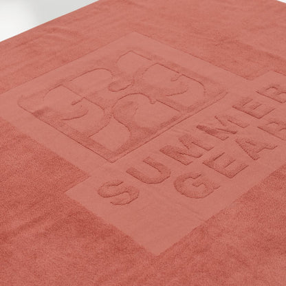 Roze strandlaken van biologisch katoen van SummerGear met detail van de geweven structuur