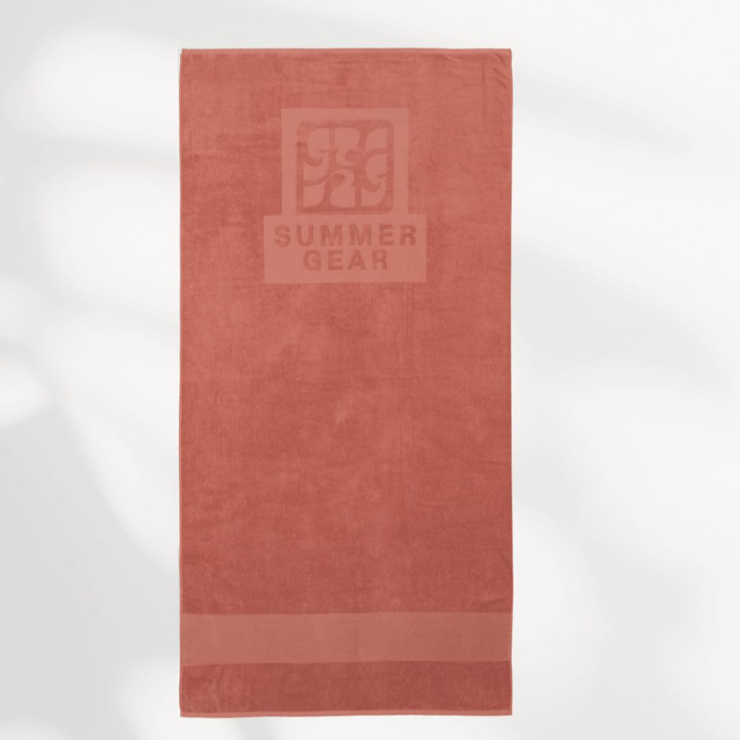 Roze strandlaken van biologisch katoen van SummerGear volledig uitgerold in studio