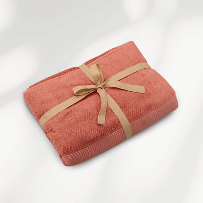 Roze strandlaken van biologisch katoen van SummerGear opgerold met draagband