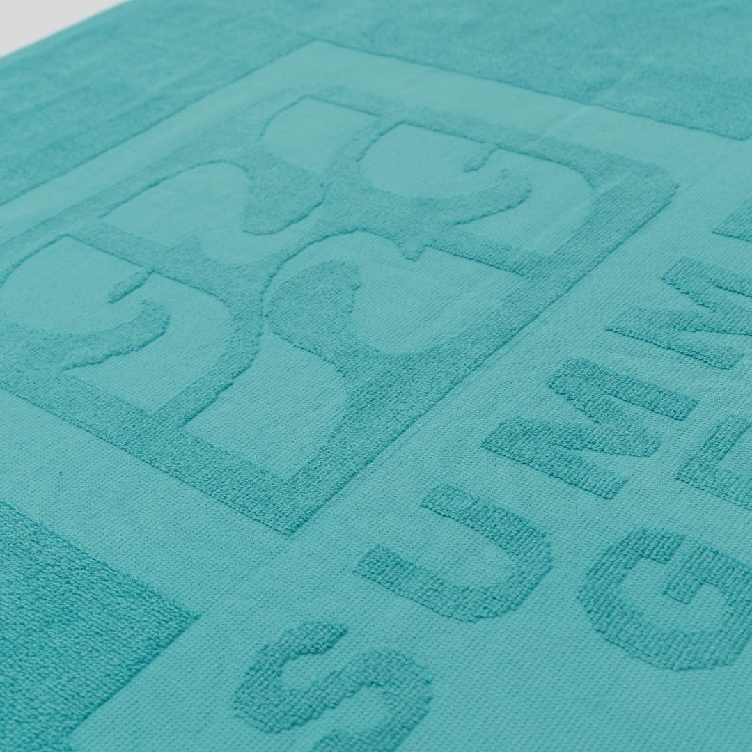 Detail van het turquoise strandlaken van biologisch katoen van SummerGear