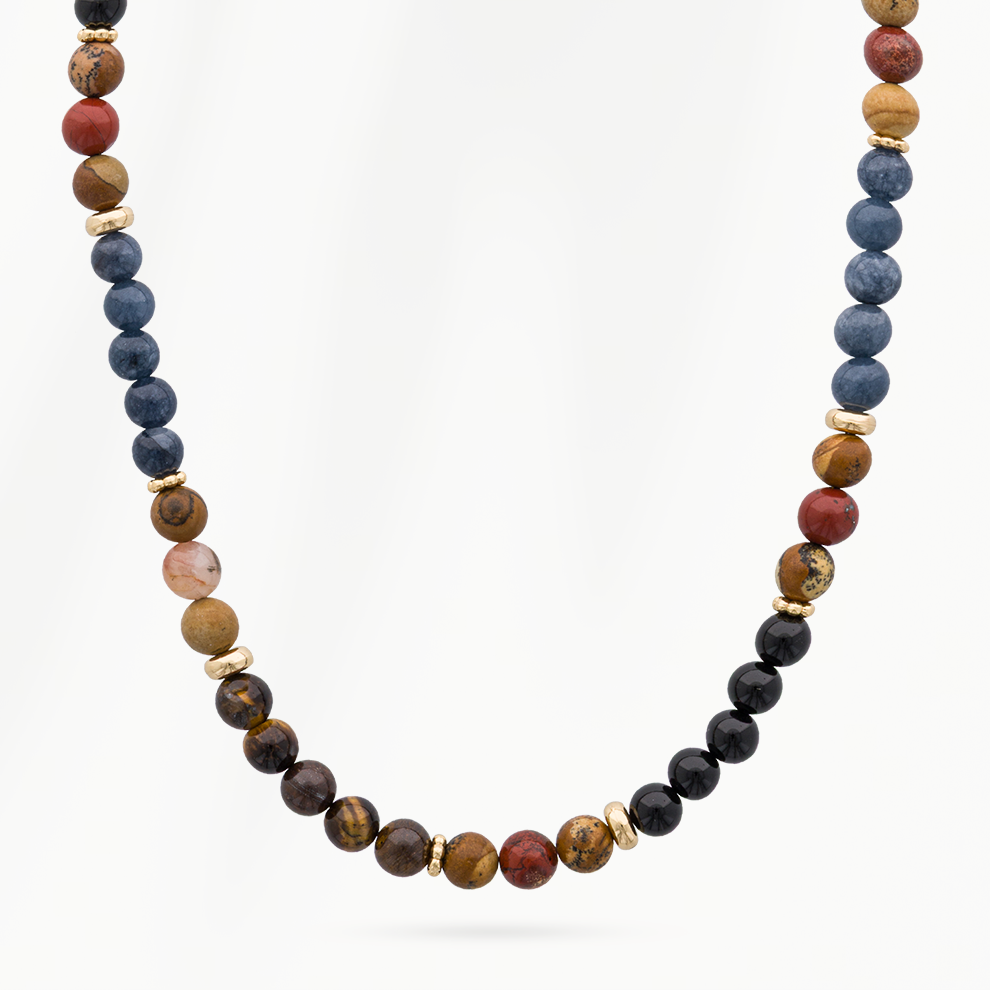 Detail van de Sunset Red kralenketting voor heren met blauwgrijze kralen, rode en bruine accenten, zwarte kralen en goudkleurige tussenstukken.