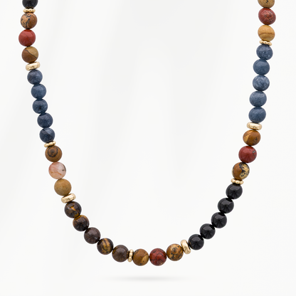 Detail van de Sunset Red kralenketting voor heren met blauwgrijze kralen, rode en bruine accenten, zwarte kralen en goudkleurige tussenstukken.
