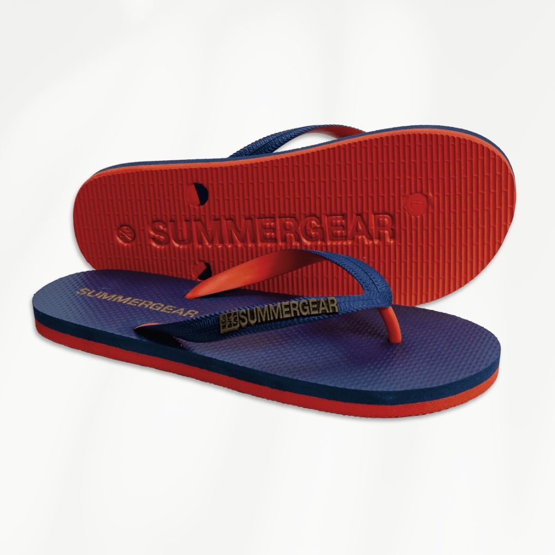 Blauwrode regular slippers van gerecycled rubber van SummerGear schuin gefotografeerd met zicht op zool en voetbed