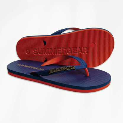 Blauwrode regular slippers van gerecycled rubber van SummerGear schuin gefotografeerd met zicht op zool en voetbed