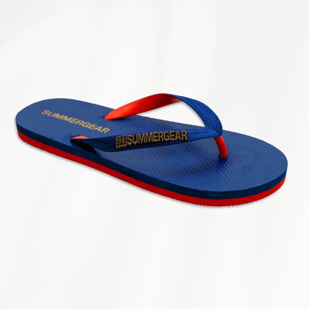 Blauwrode regular slippers van gerecycled rubber van SummerGear schuin gefotografeerd