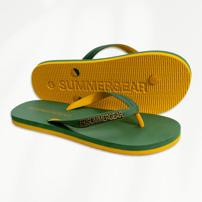 Groengele regular slippers van gerecycled rubber van SummerGear schuin gefotografeerd met zicht op zool en voetbed