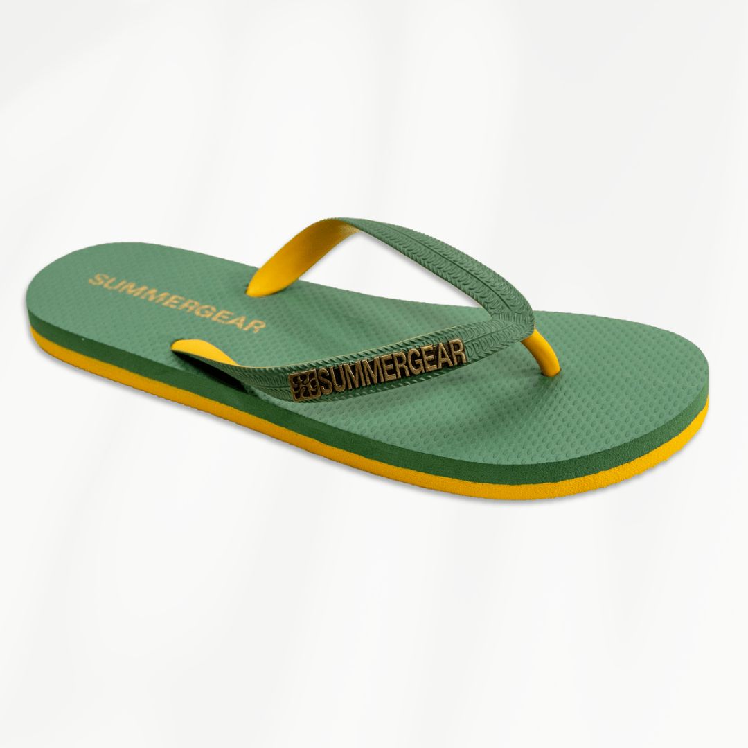 Groengele regular slippers van gerecycled rubber van SummerGear schuin gefotografeerd