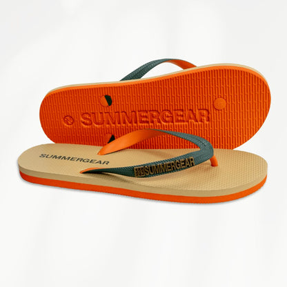 Groenoranje regular slippers van gerecycled rubber van SummerGear schuin gefotografeerd met zicht op zool en voetbed