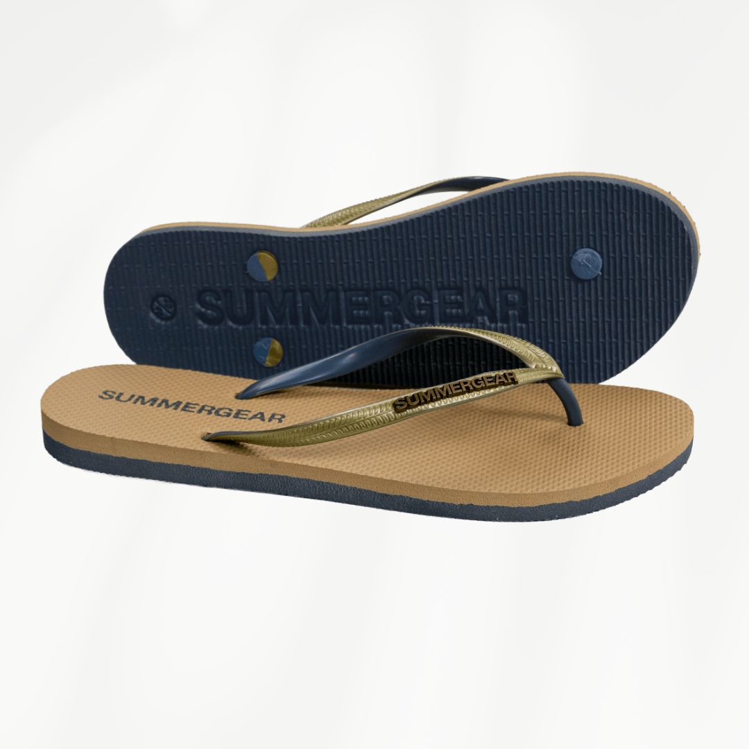 Goudgrijze slim fit slippers van gerecycled rubber van SummerGear schuin gefotografeerd met zicht op zool en voetbed