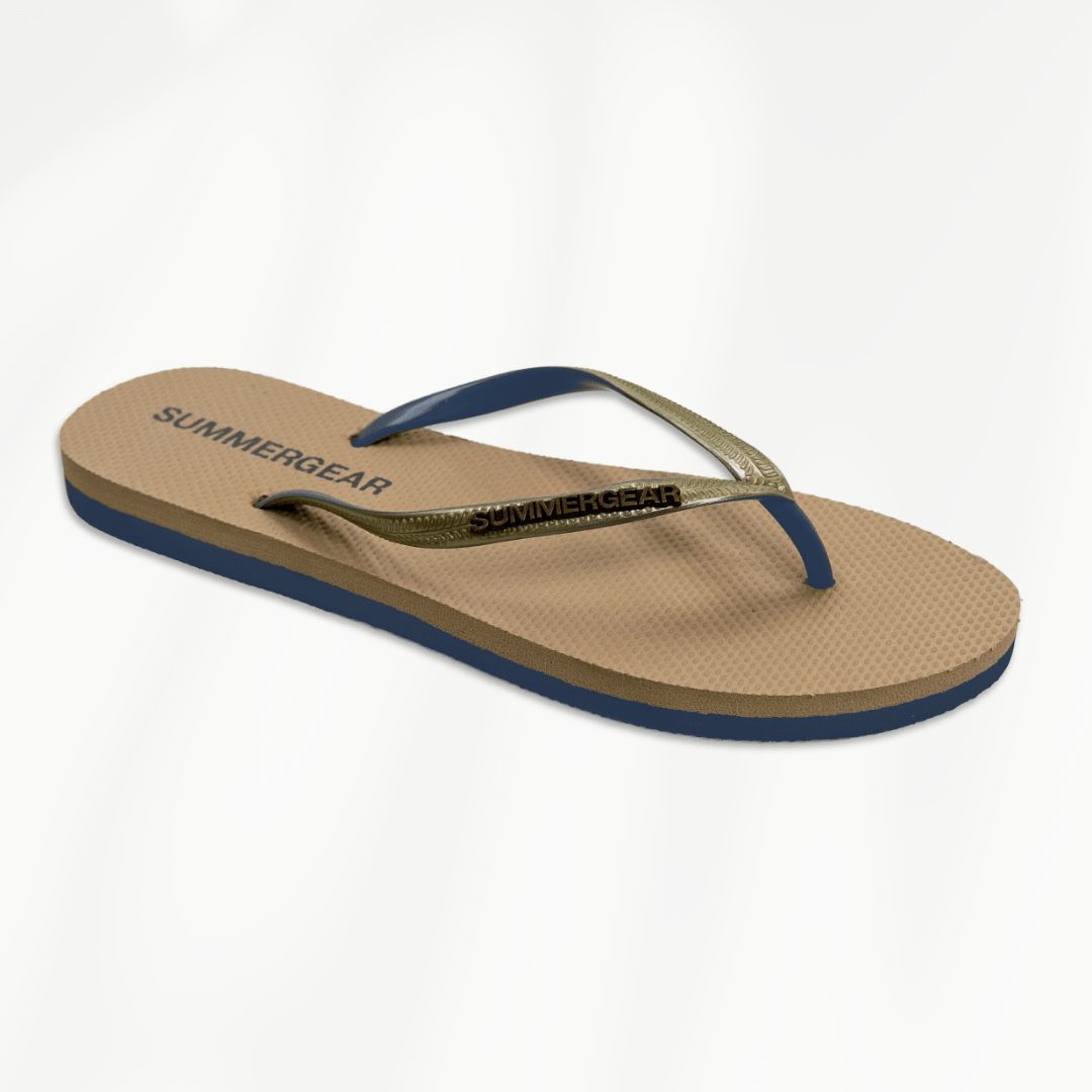 Goudgrijze slim fit slippers van gerecycled rubber van SummerGear schuin gefotografeerd voor vakantiegebruik