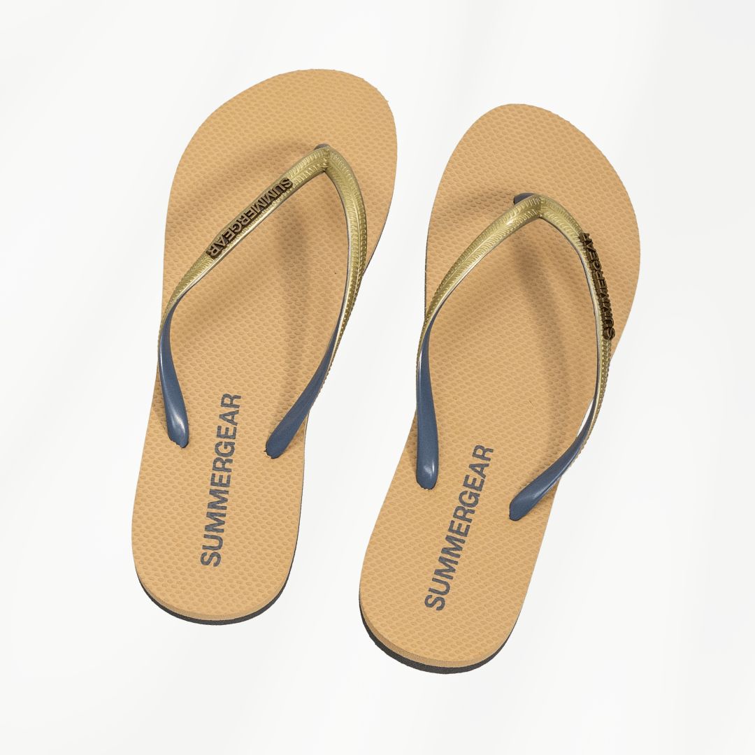 Goudgrijze slim fit slippers van gerecycled rubber van SummerGear van bovenaf bij zwembad