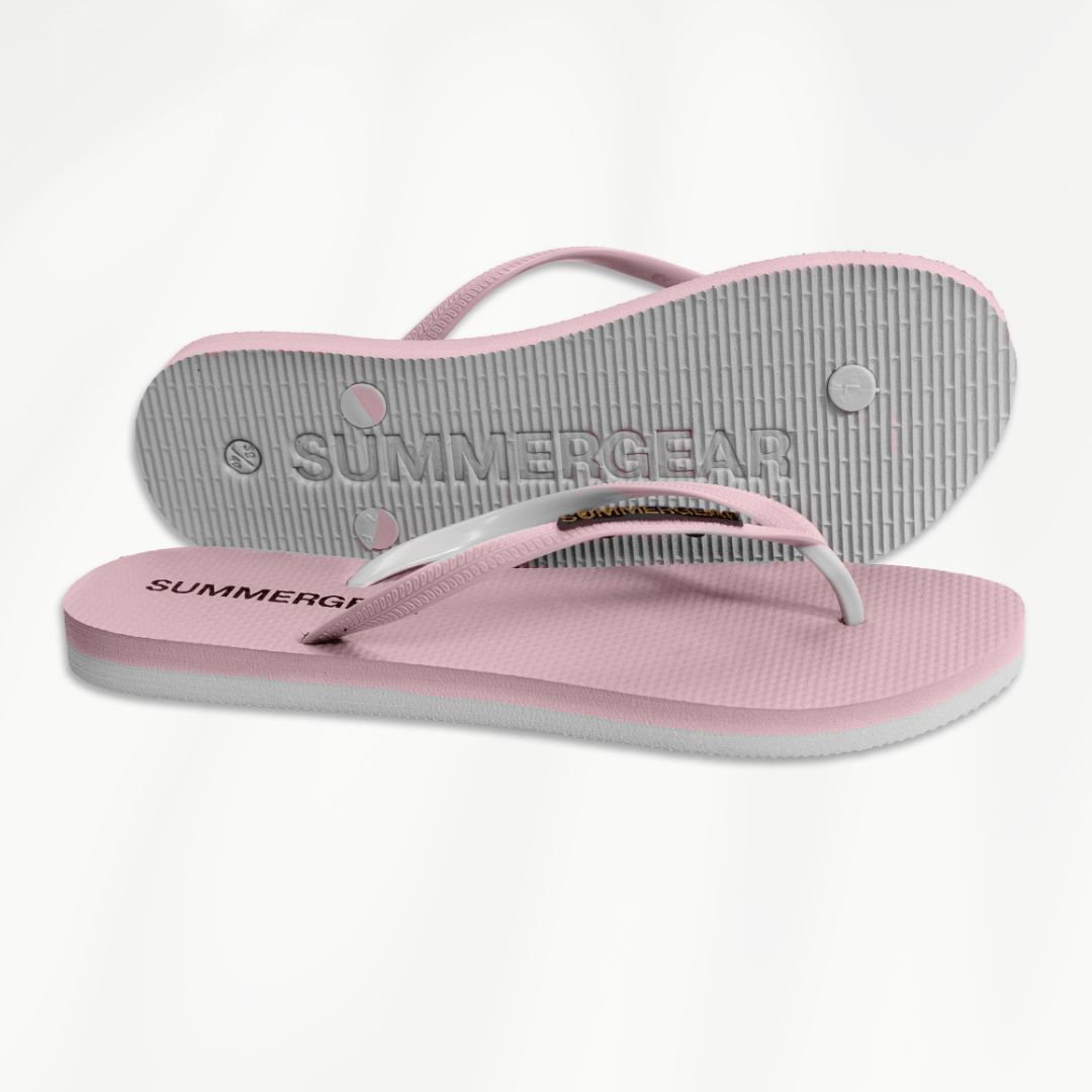 Roze witte slim fit slippers van gerecycled rubber van SummerGear schuin gefotografeerd met zicht op zool en voetbed