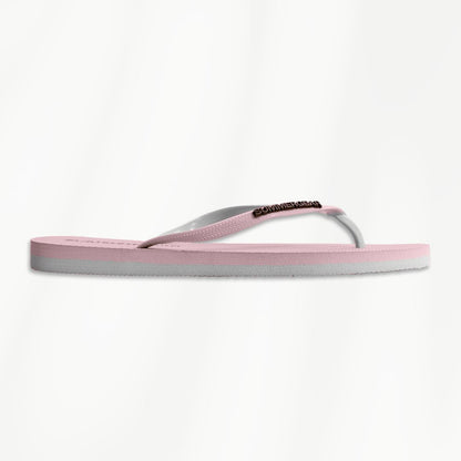 Roze witte slim fit slippers van gerecycled rubber van SummerGear van bovenaf bij zwembad