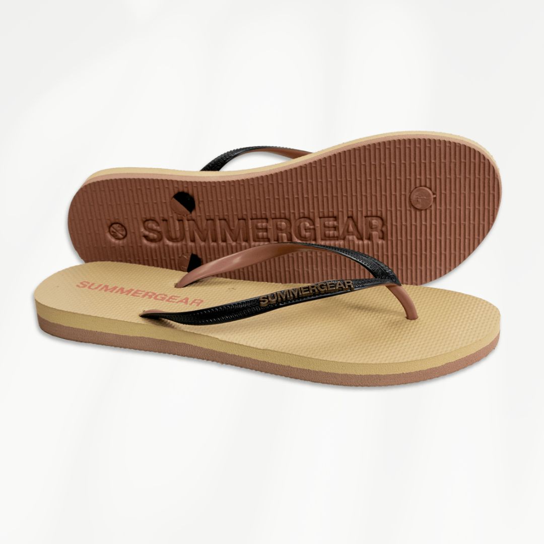Zwartroze slim fit slippers van gerecycled rubber van SummerGear schuin gefotografeerd met zicht op zool en voetbed