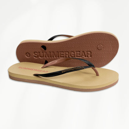 Zwartroze slim fit slippers van gerecycled rubber van SummerGear schuin gefotografeerd met zicht op zool en voetbed