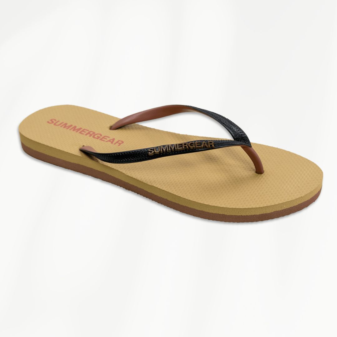 Zwartroze slim fit slippers van gerecycled rubber van SummerGear schuin gefotografeerd