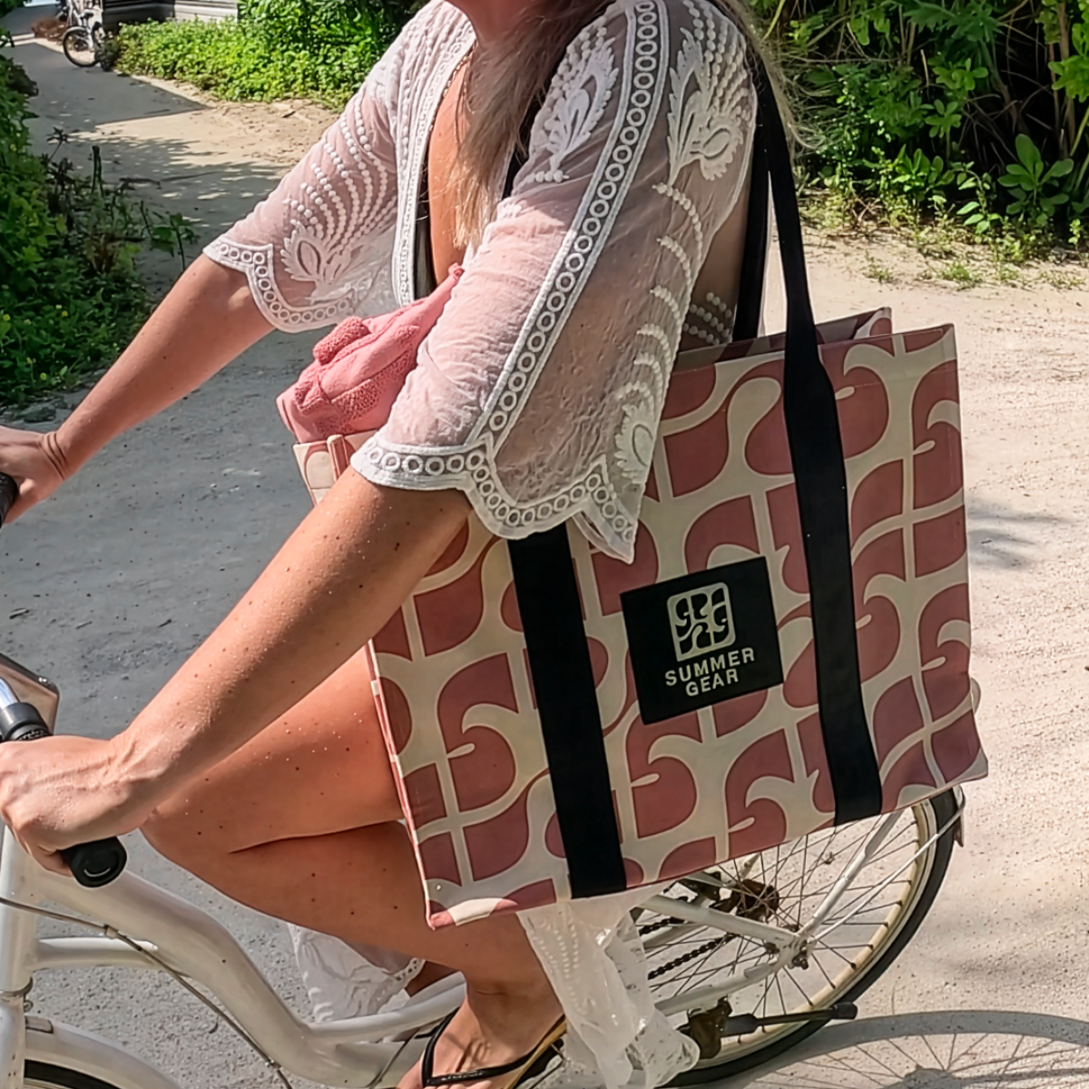 Tote bag Amora van canvas gedragen op de fiets onderweg, ruime shopper met lange schouderbanden voor dagelijks gebruik