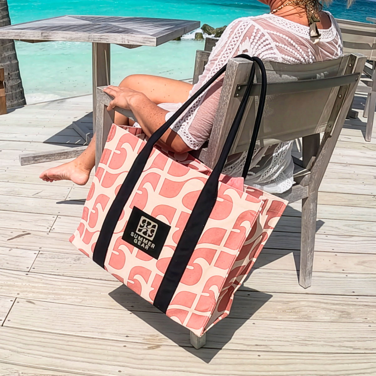 Beach Bag XL Amora van canvas met rits naast strandstoel aan zee, ruime strandtas voor strand en vakantie