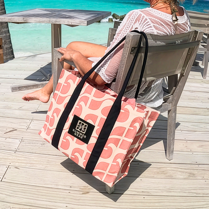 Beach Bag XL Amora van canvas met rits naast strandstoel aan zee, ruime strandtas voor strand en vakantie